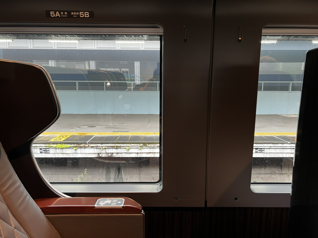 熱海で隣の席も空いた。