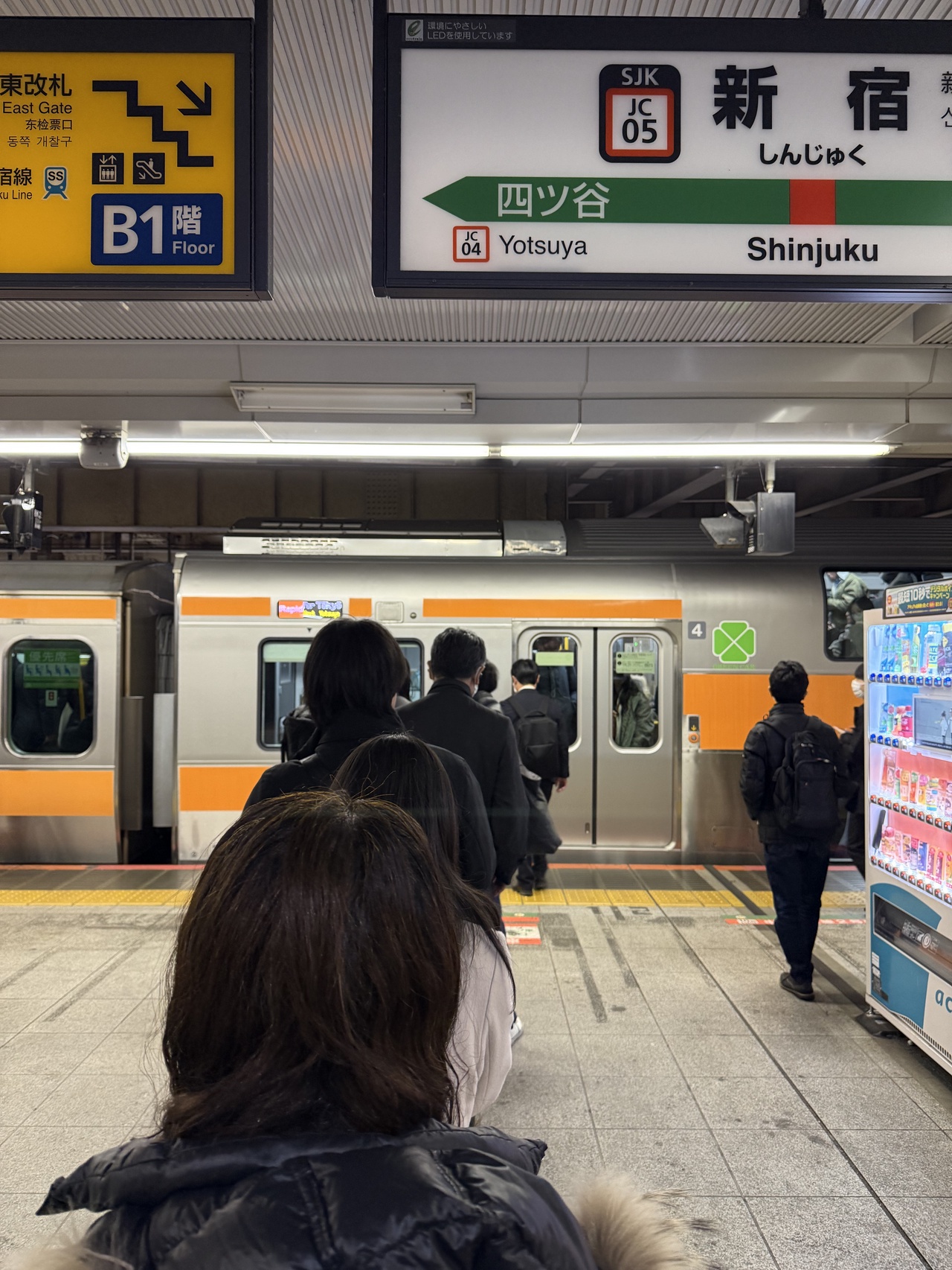 長蛇の列ができている、新宿駅中央線乗り場のグリーン車乗車口(2025年2月25日撮影)