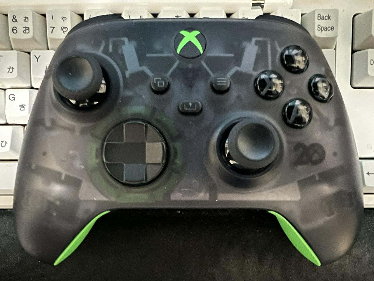 Xbox ワイヤレス コントローラー 20 年 スペシャル エディション の外観