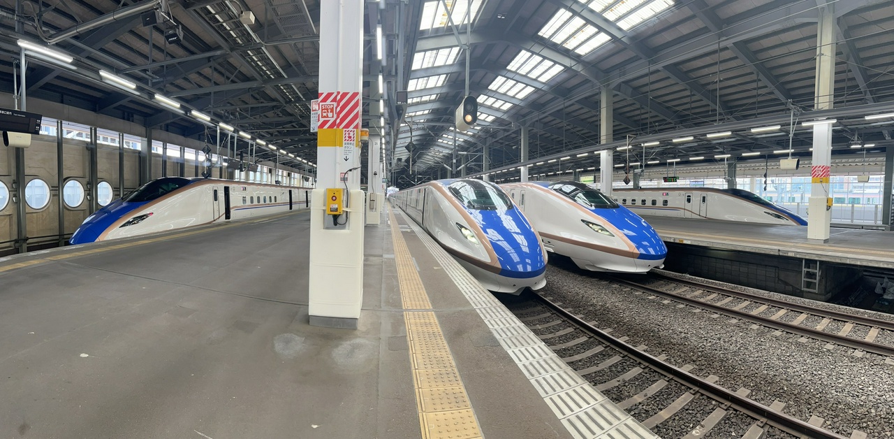 新潟駅新幹線ホームに集結したE7系（パノラマ写真）