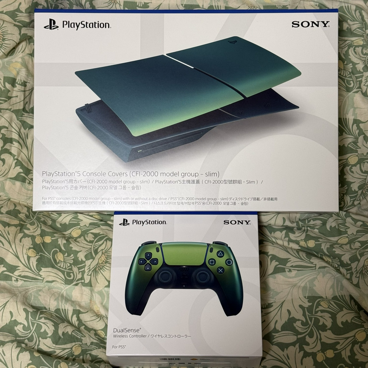 クロマグリーンのDualSenseコントローラーとPS5本体カバー