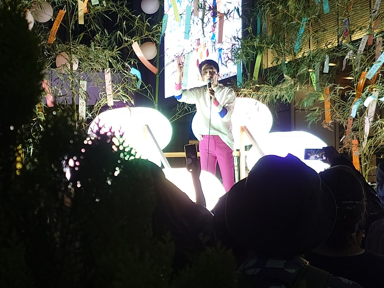 短冊をバックに演説する蓮舫氏（2024年6月30日・新宿バスタ前にて）