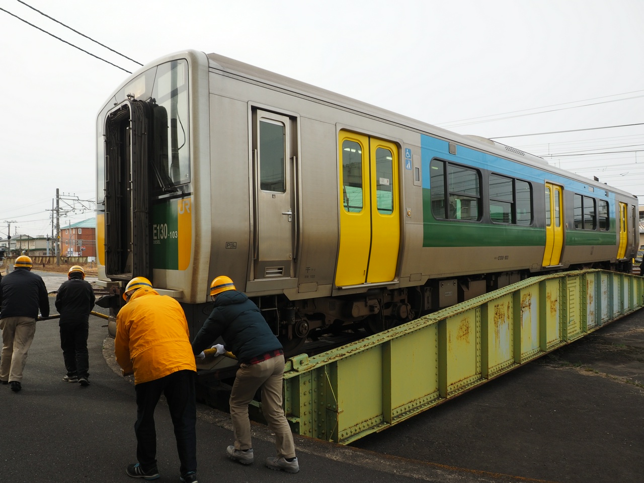 気動車が乗った転車台を人力で回転！