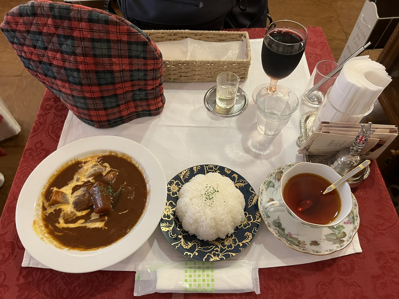 ワンダーパーラーカフェのフードセット（ビーフシチュー、メイドティー「タイティー」、赤ワイン）