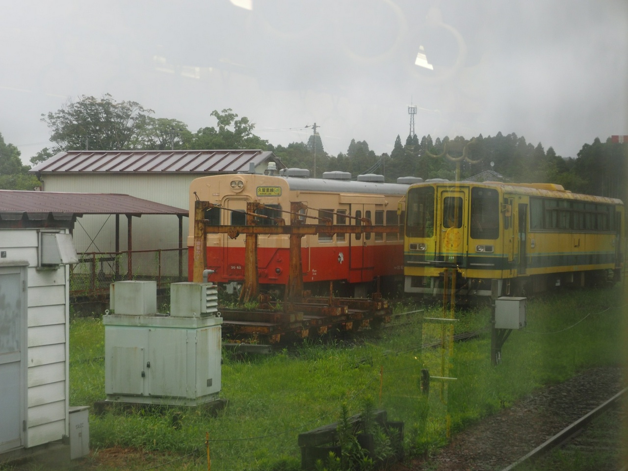 国吉駅構内に眠る、キハ30と旧型レールバス