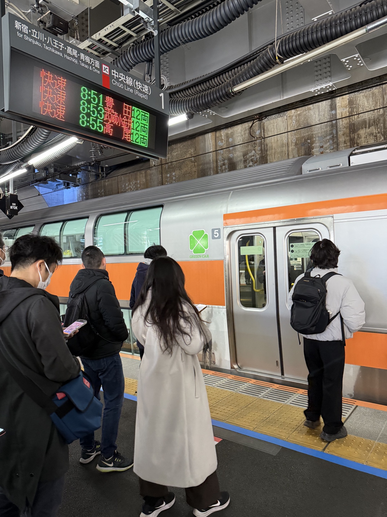 長蛇の列ができている、御茶ノ水駅中央線乗り場のグリーン車乗車口(2025年3月7日撮影)