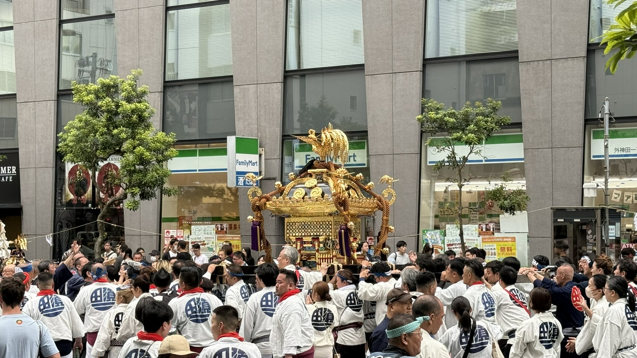 神田明神通りと神輿行列(その2)