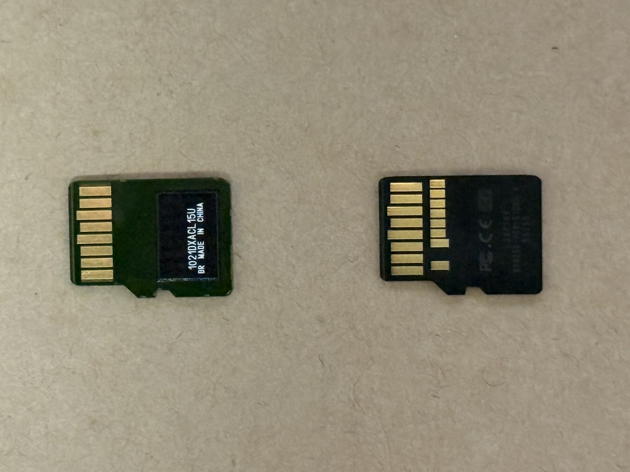 従来のmicroSDカードと、microSD Expressカードの見た目（裏）