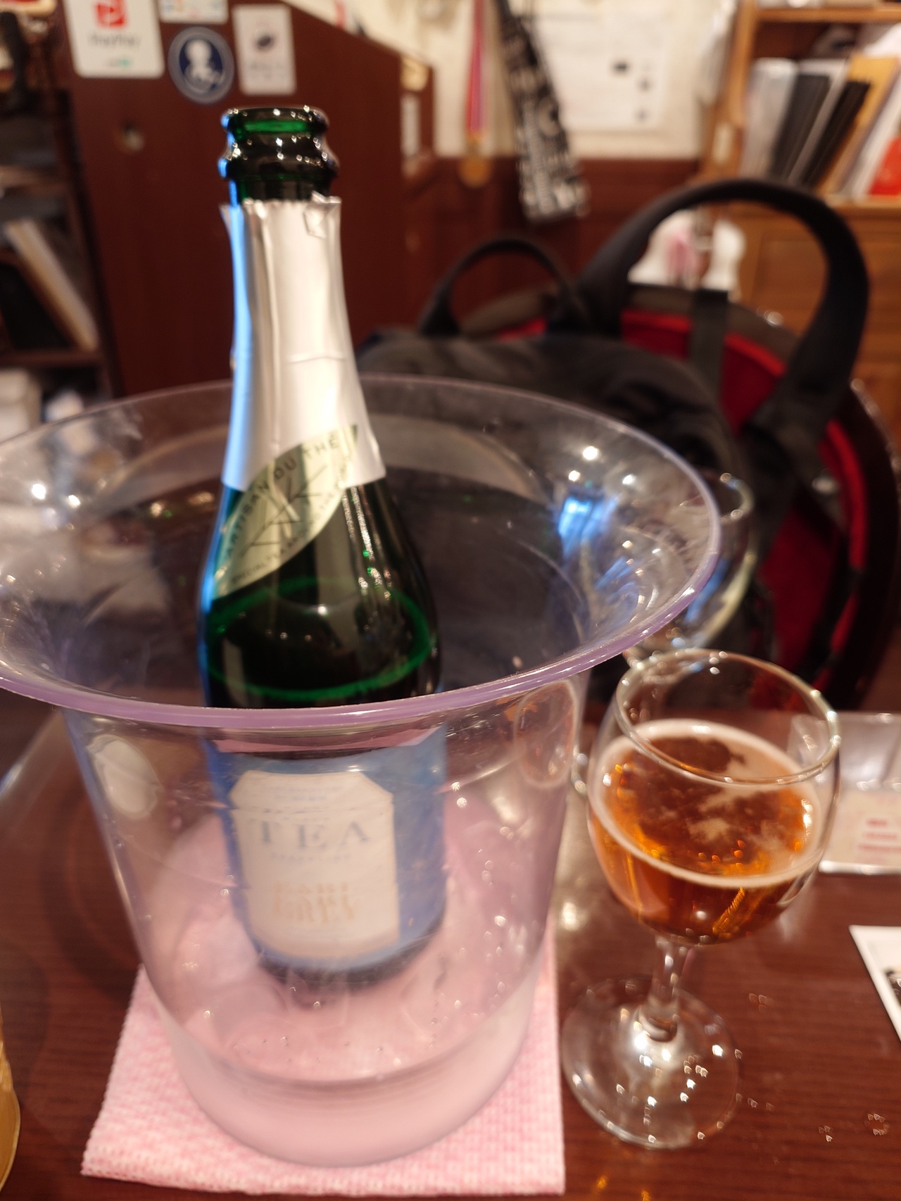 ラルチザンデュテ ティースパークリングアールグレイをグラスに注いだところ(ピンボケご容赦)