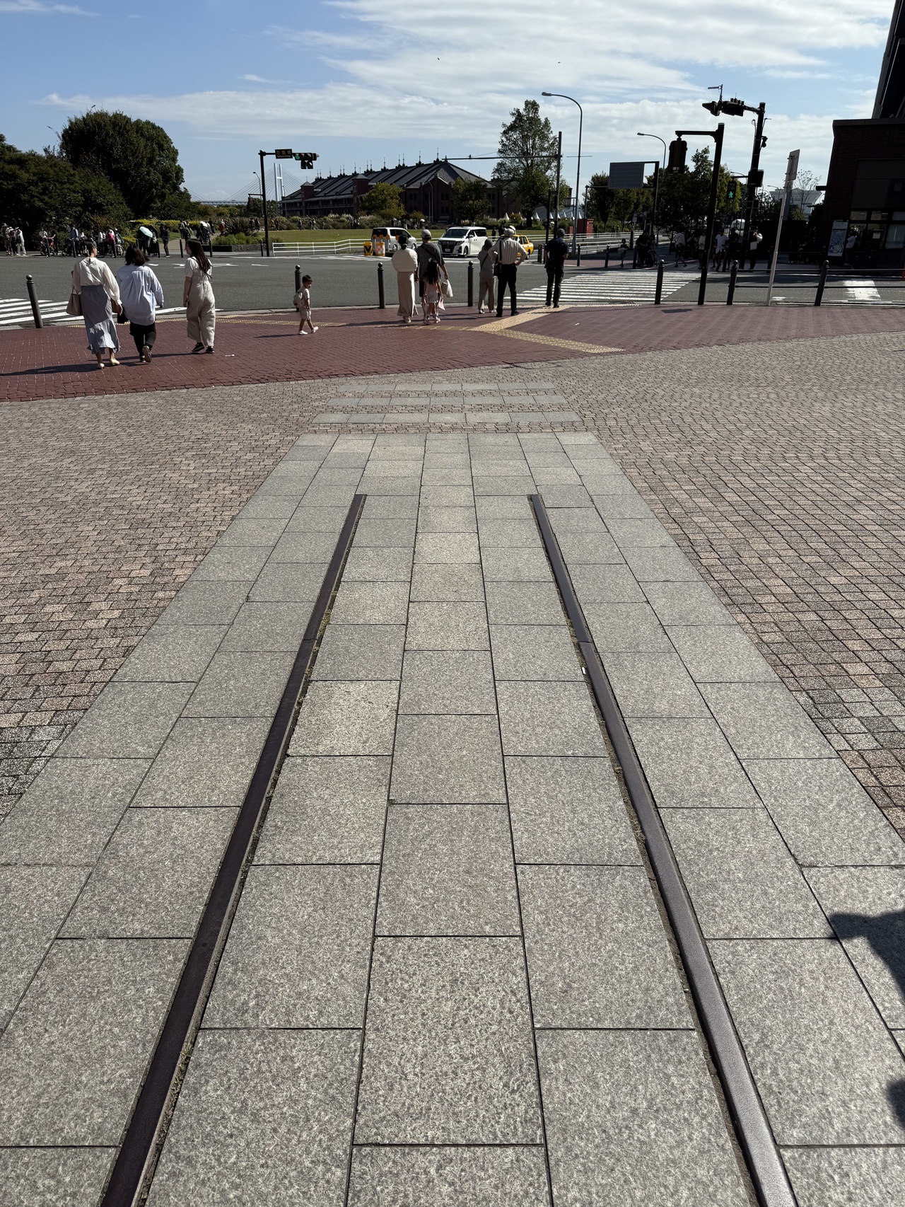 汽車道の終点からは赤レンガ倉庫が見える