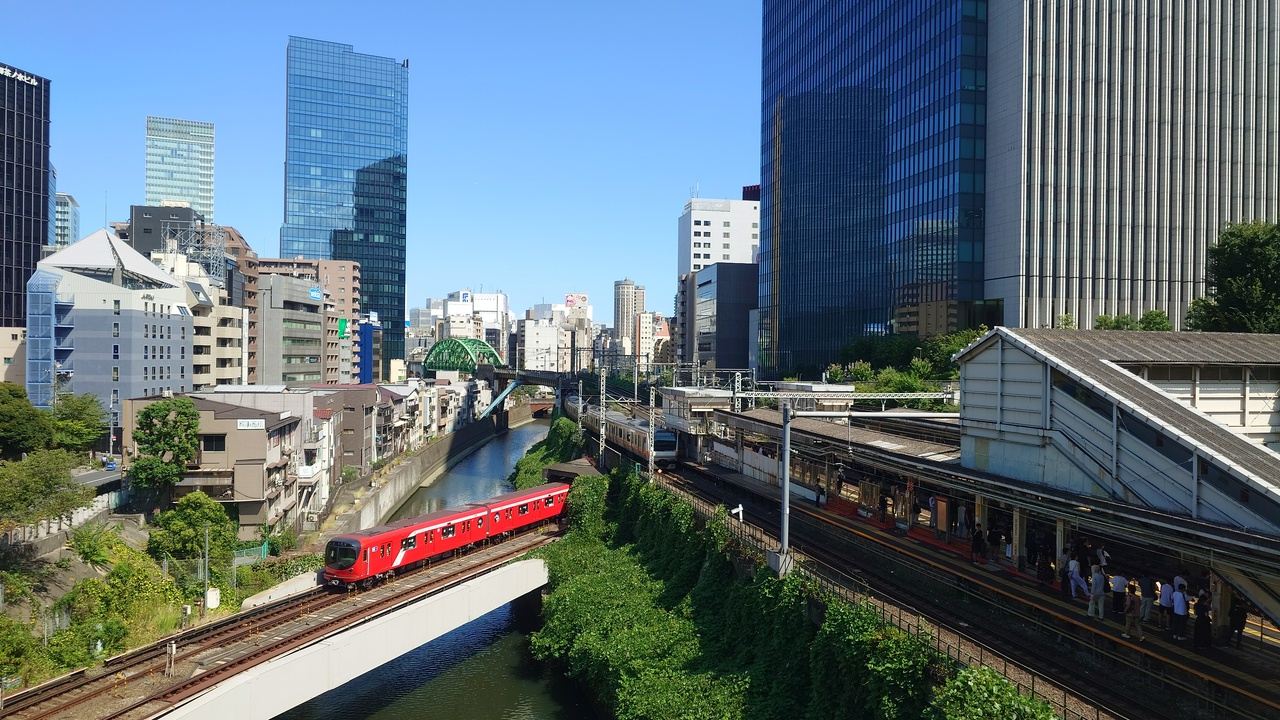 御茶ノ水駅と神田川と秋葉原電気街方面