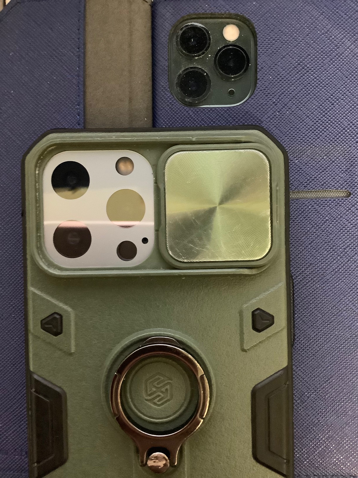 カメラ保護機構付きのスマホケースは珍しいのか?