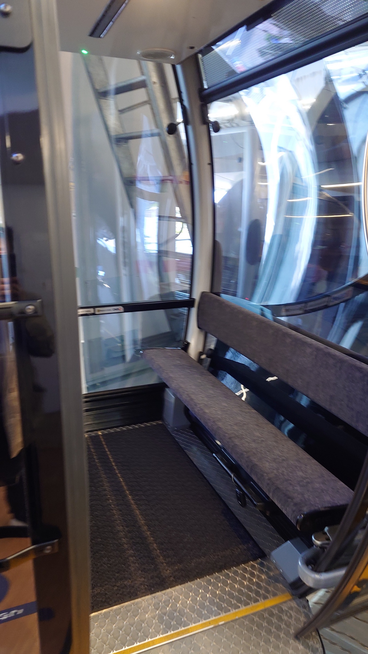 ゴンドラでは、4人掛けの座席が向かい合わせに設置されている。