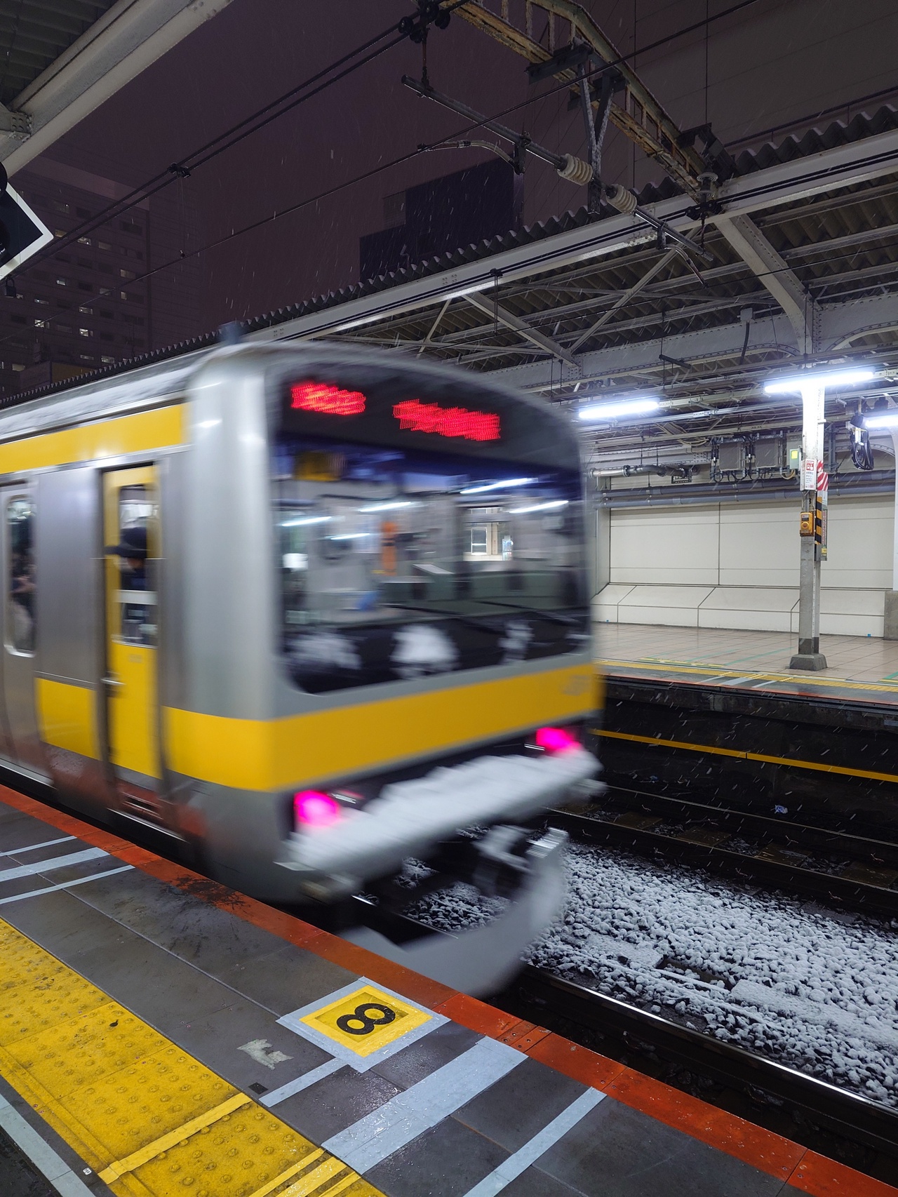 無情にも乗客を積み残したまま秋葉原駅を発車した総武線