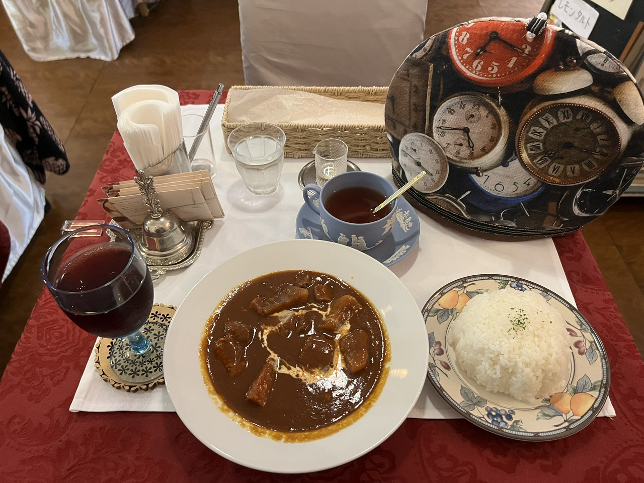 ワンダーパーラーカフェのフードセット(ビーフシチュー、メイドティー「フィガロ」、赤ワイン)