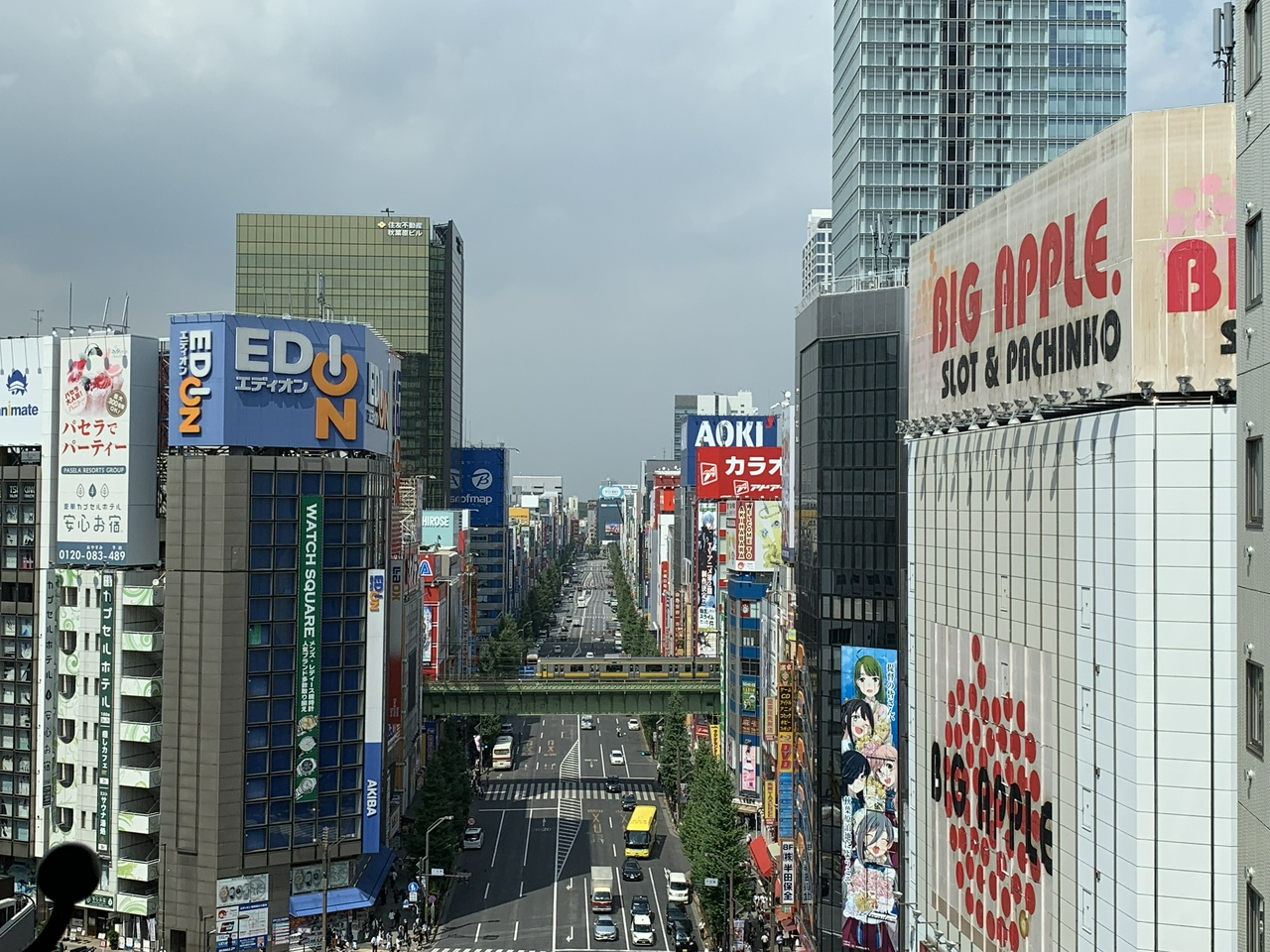 ![肉の万世秋葉原本店10階「千代田」から、秋葉原電気街を望む（2019年8月24日撮影）](https://i.snap.as/qScPh4p6.jpeg)