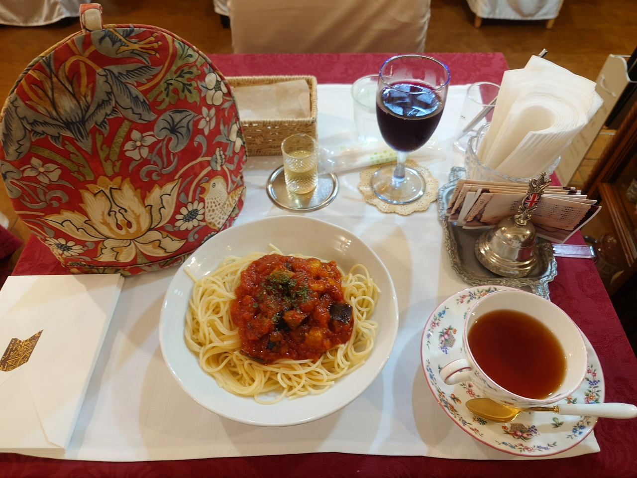ワンダーパーラーカフェのフードセット（カポナータパスタ、メイドティー（セイント・バレンタイン））、赤ワイン