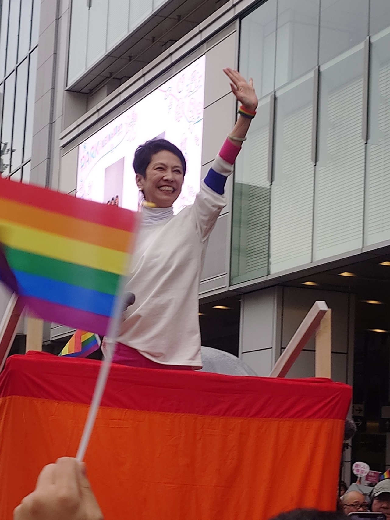 レインボー街宣で、レインボーフラッグの聴衆に手を振る蓮舫氏（2024年6月30日、新宿バスタ前煮て撮影）