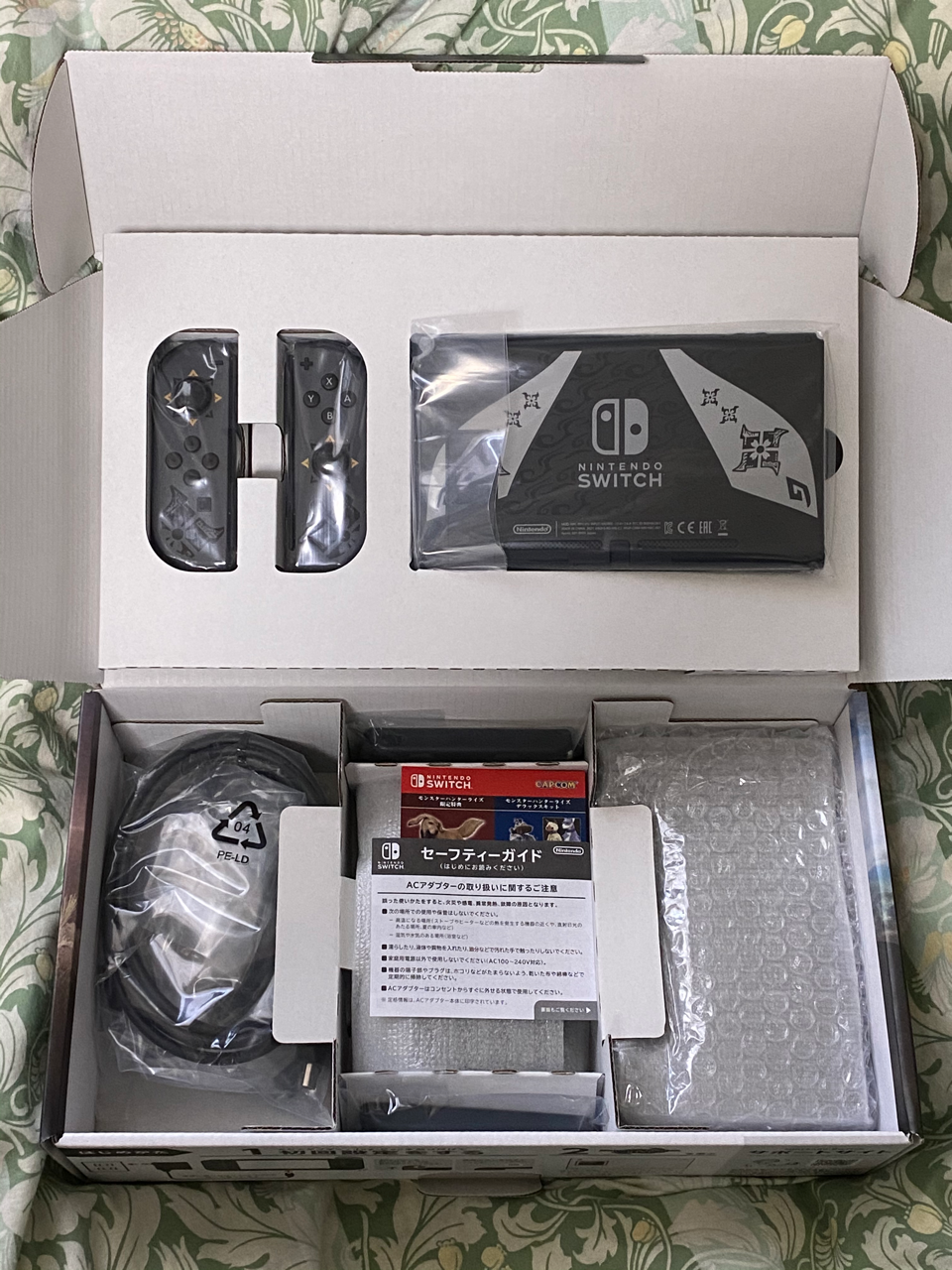 本体もJoy-Conもまさに限定仕様!