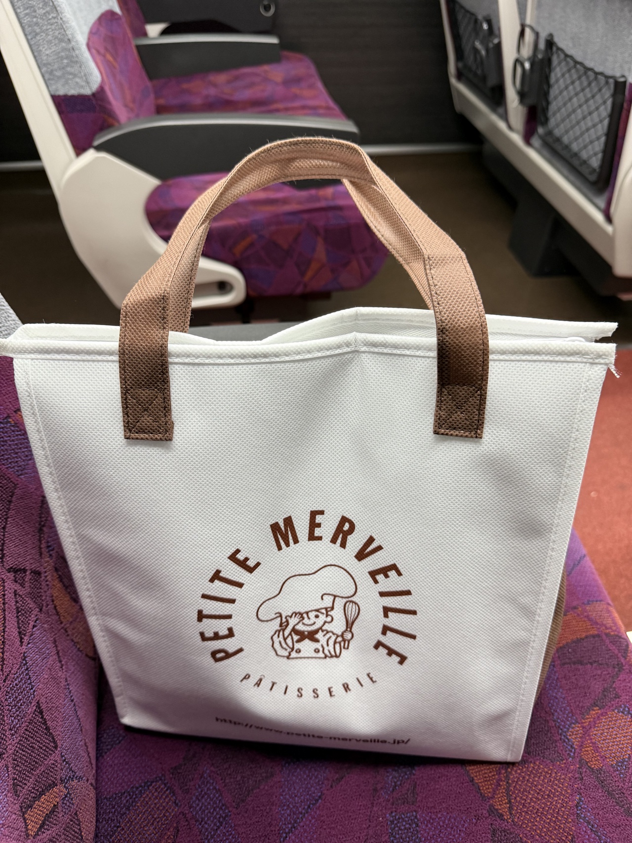 プティ・メルヴィーユでは6千円以上の購入で保冷バッグがプレゼントされた。