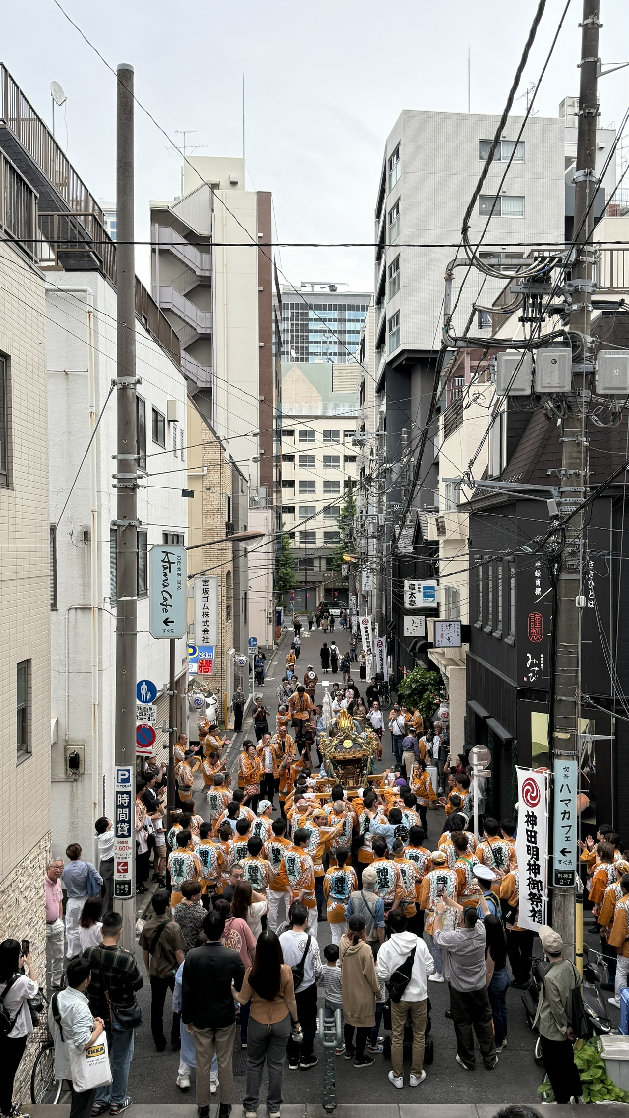 階段の下にも神輿行列