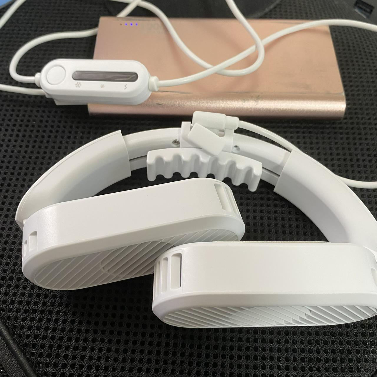 首かけクーラー「GH-NCA-WH」をモバイルバッテリーに繋いだところ