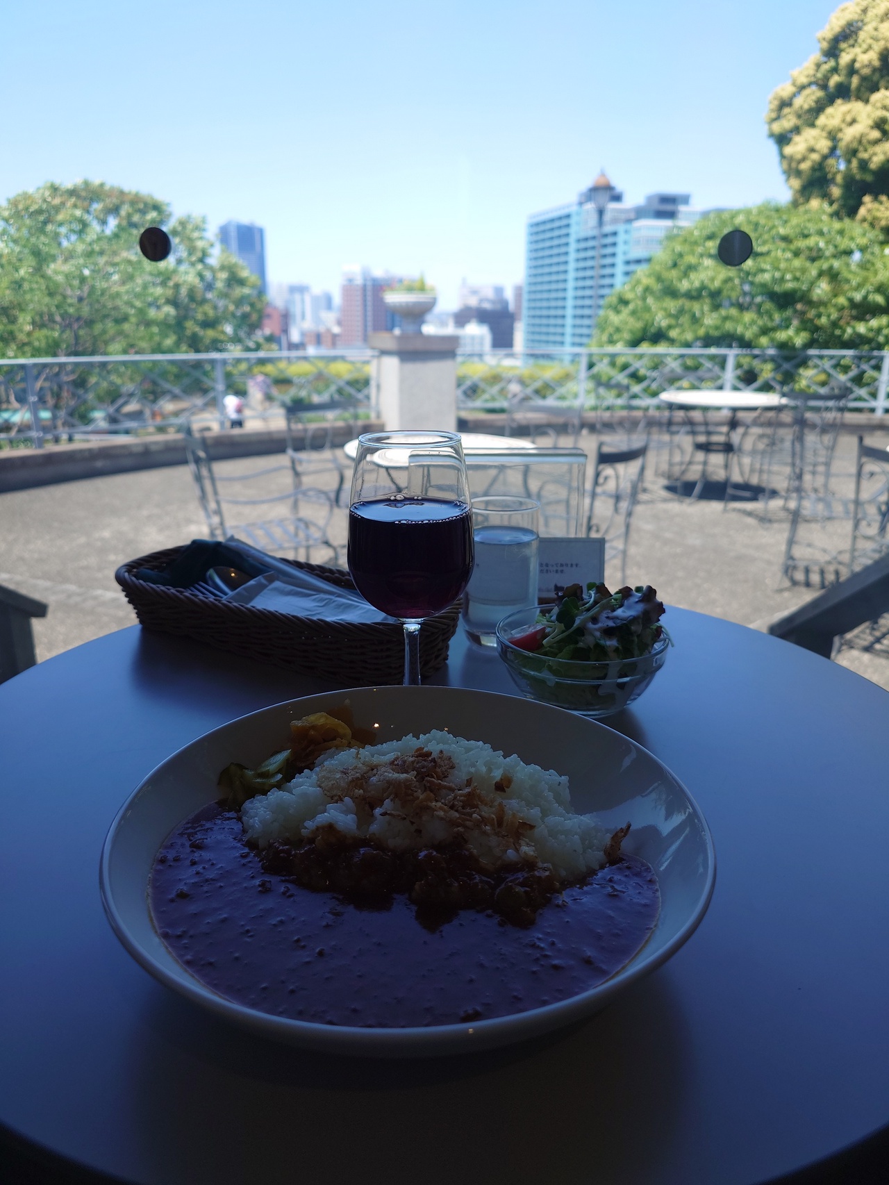 外交官の家で口にしたビーフカレーと赤ワイン