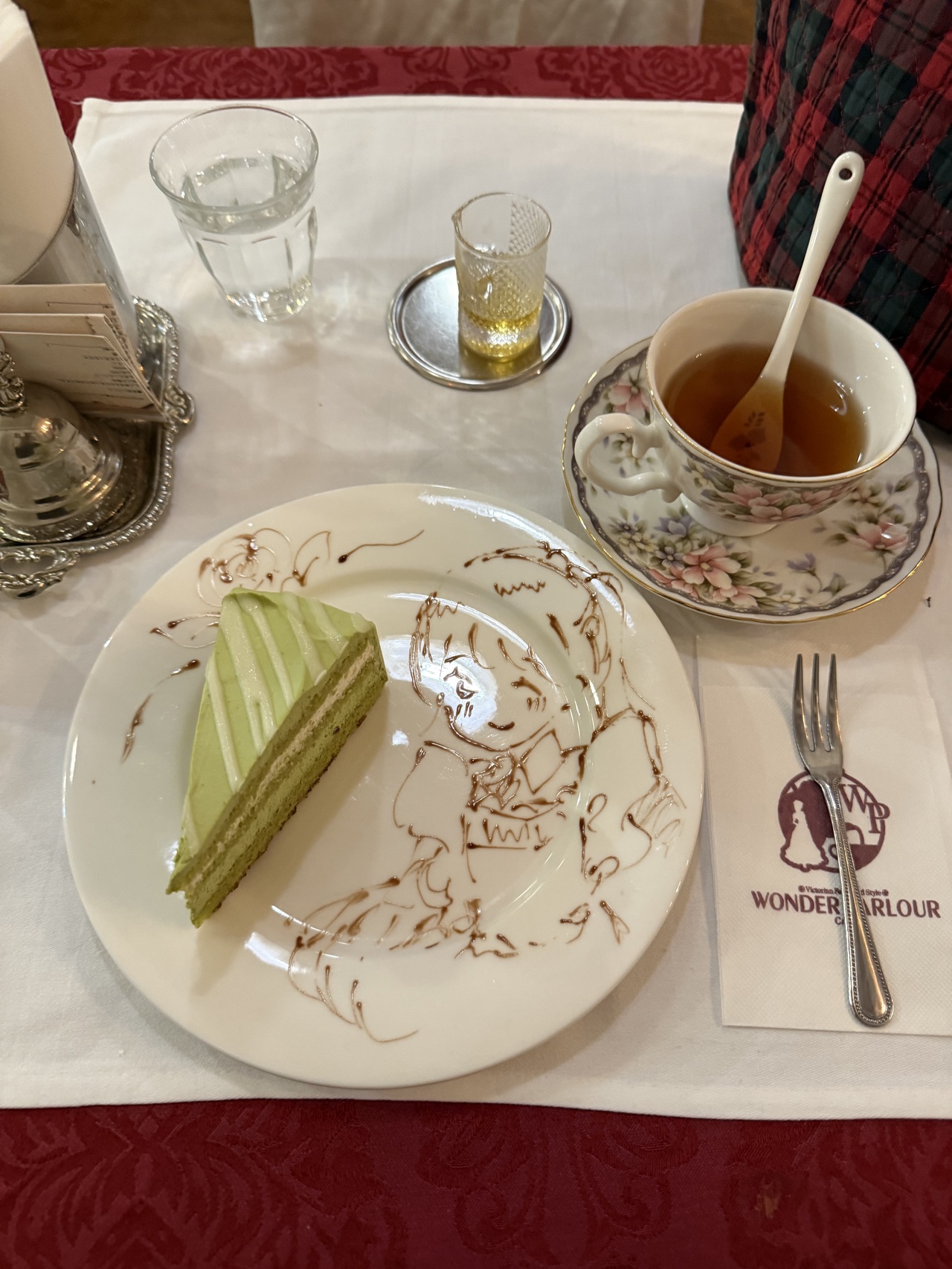 ワンダーパーラーカフェの抹茶ミルクケーキと、メイドティー「アップルフォレスト」