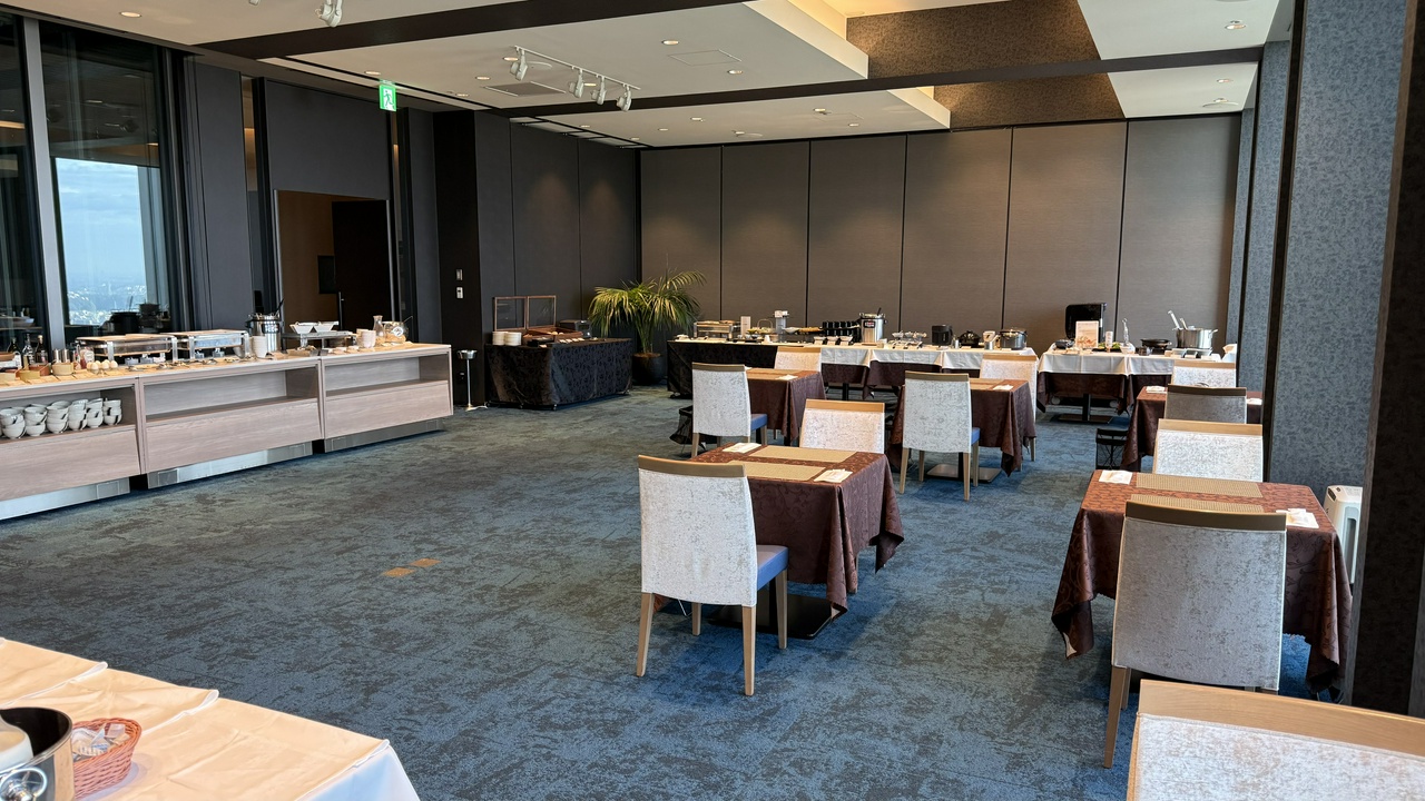 ブッフェ形式の朝食会場 @ The 30th Dining Bar