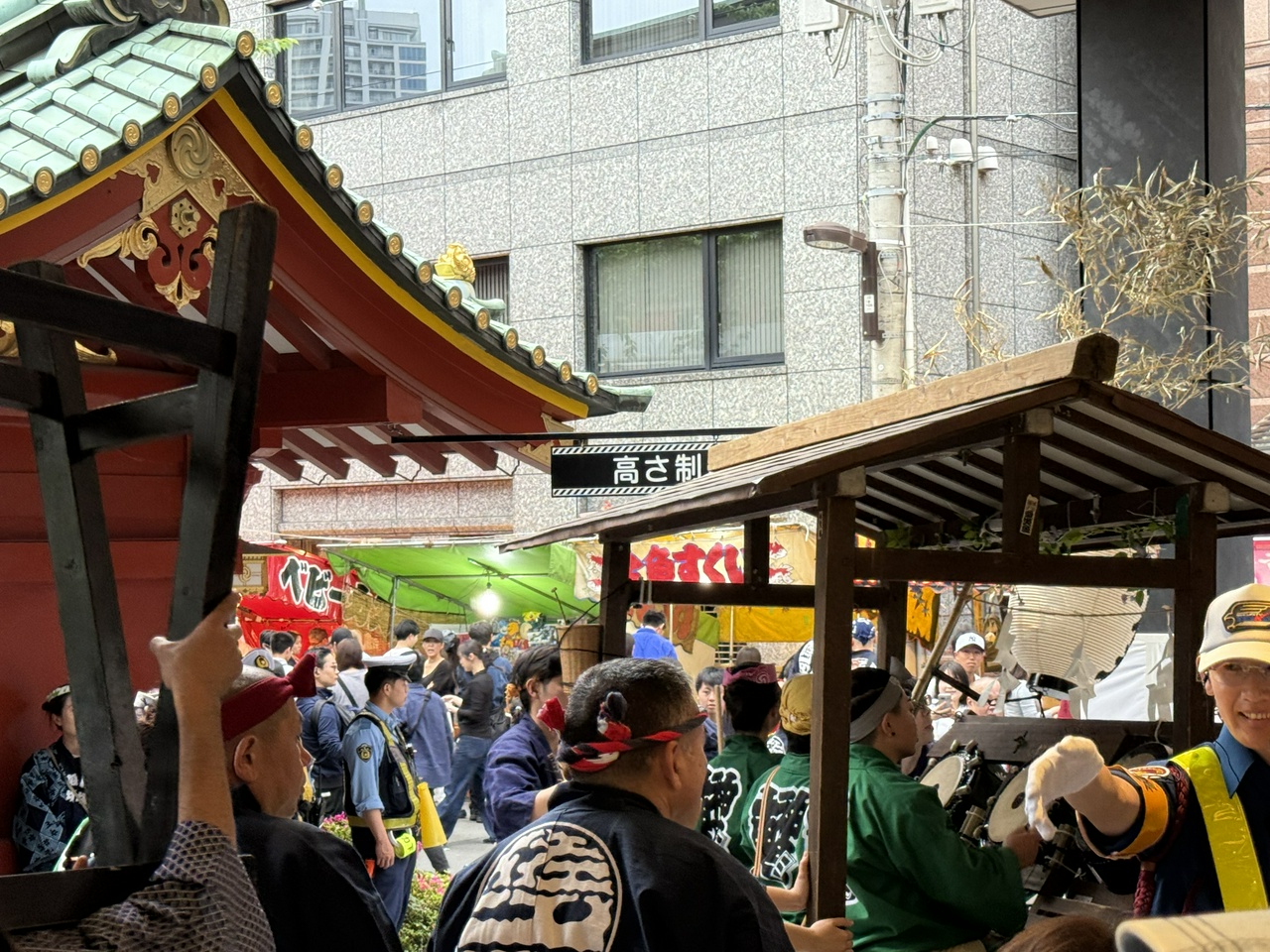 神田明神から出て行く神輿行列(その1)