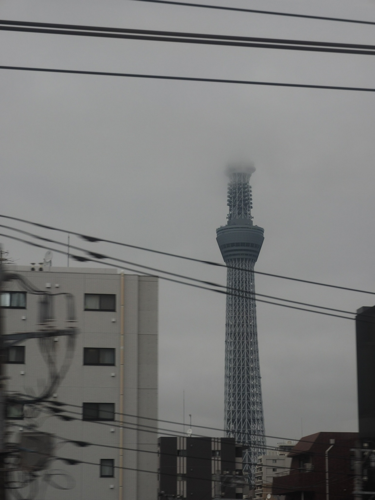 雲に覆われた東京スカイツリー