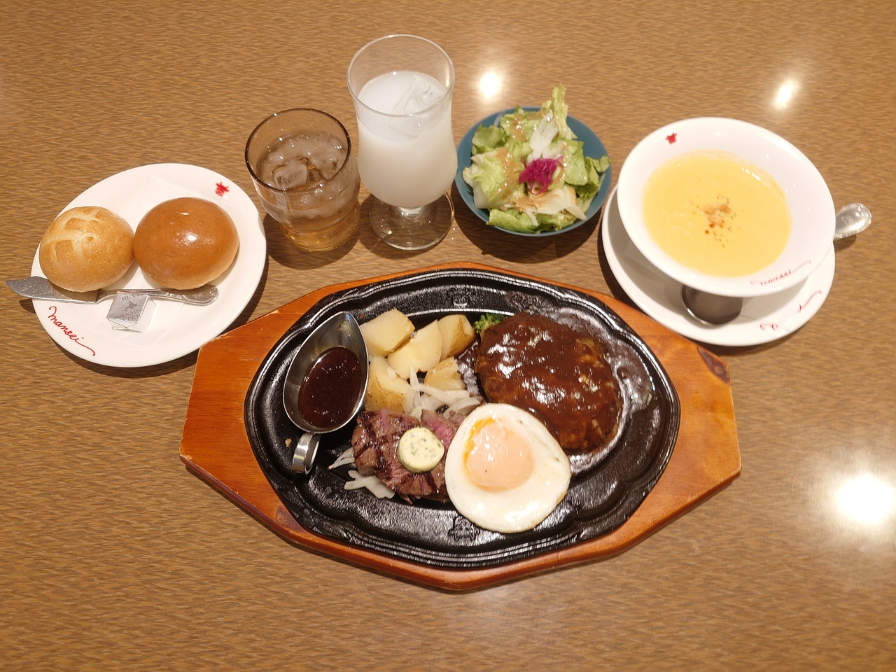 カット霜降りステーキ70gとハンバーグ ＠肉の万世秋葉原本店4階洋食店（2024年2月25日撮影）