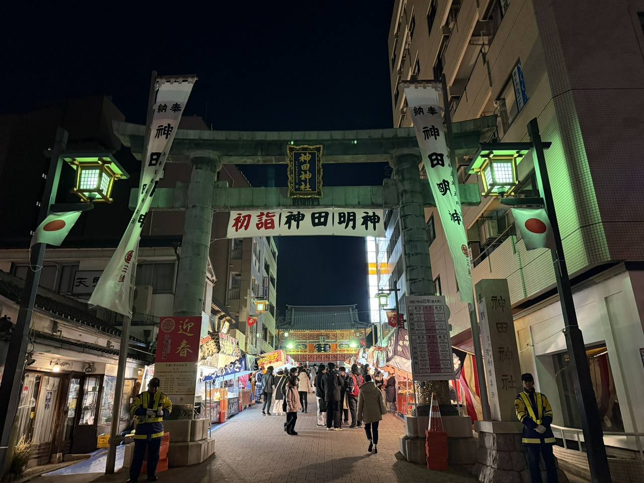 大晦日の午後10時過ぎの時点で既に人が集まり始めている神田明神