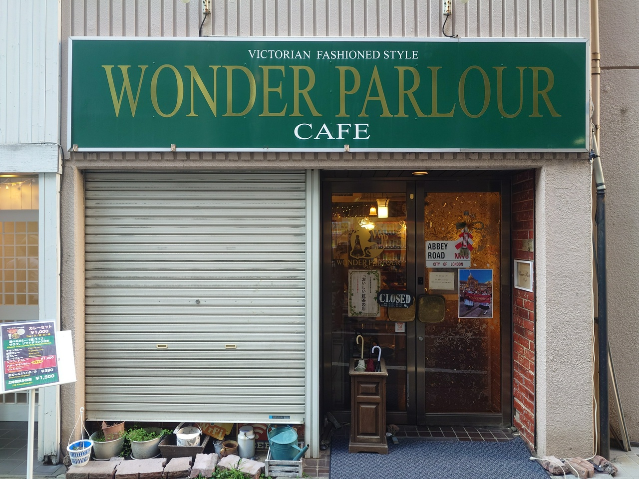 開店前の「ワンダーパーラーカフェ」（2023年12月29日撮影）