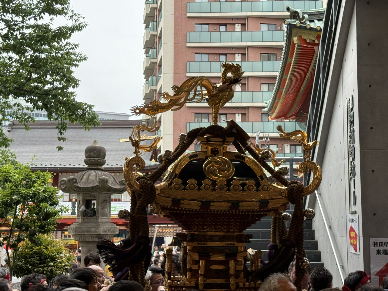 神田明神から出て行く神輿行列(その2)