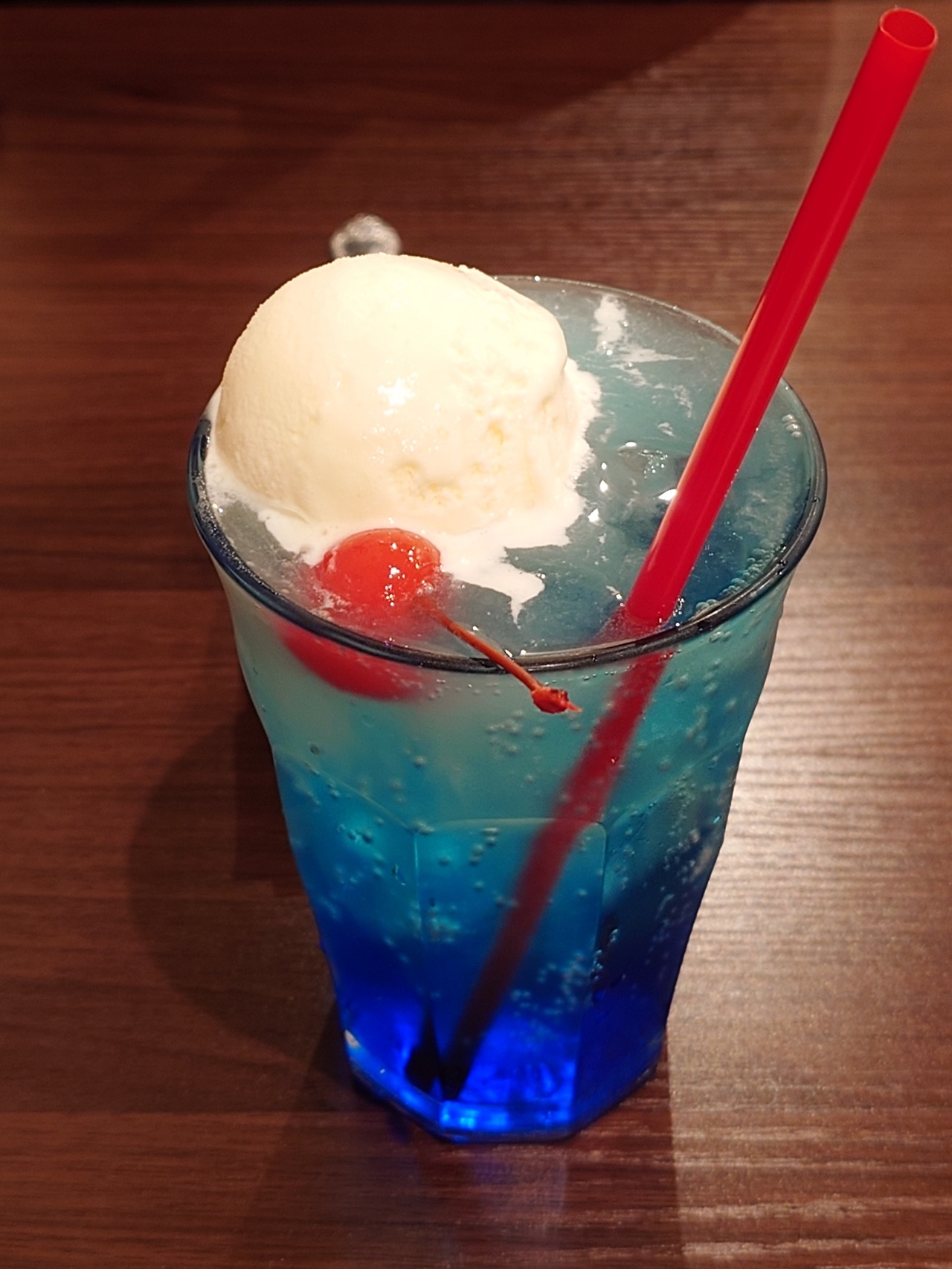 みのやカラーのクリームソーダ
