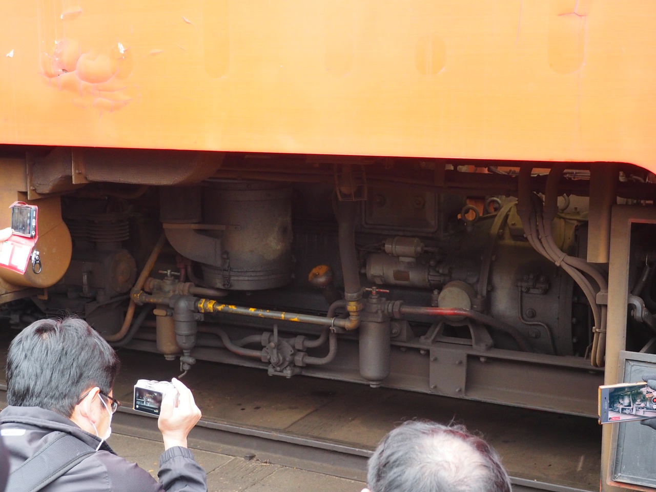 小湊鐵道キハ200のディーゼルエンジンを外から見る