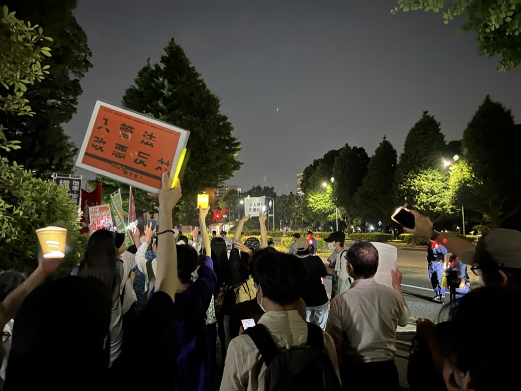 国会前の「 #入管法改悪の強行採決に反対する緊急大集会 」の1シーン(2023年6月7日)