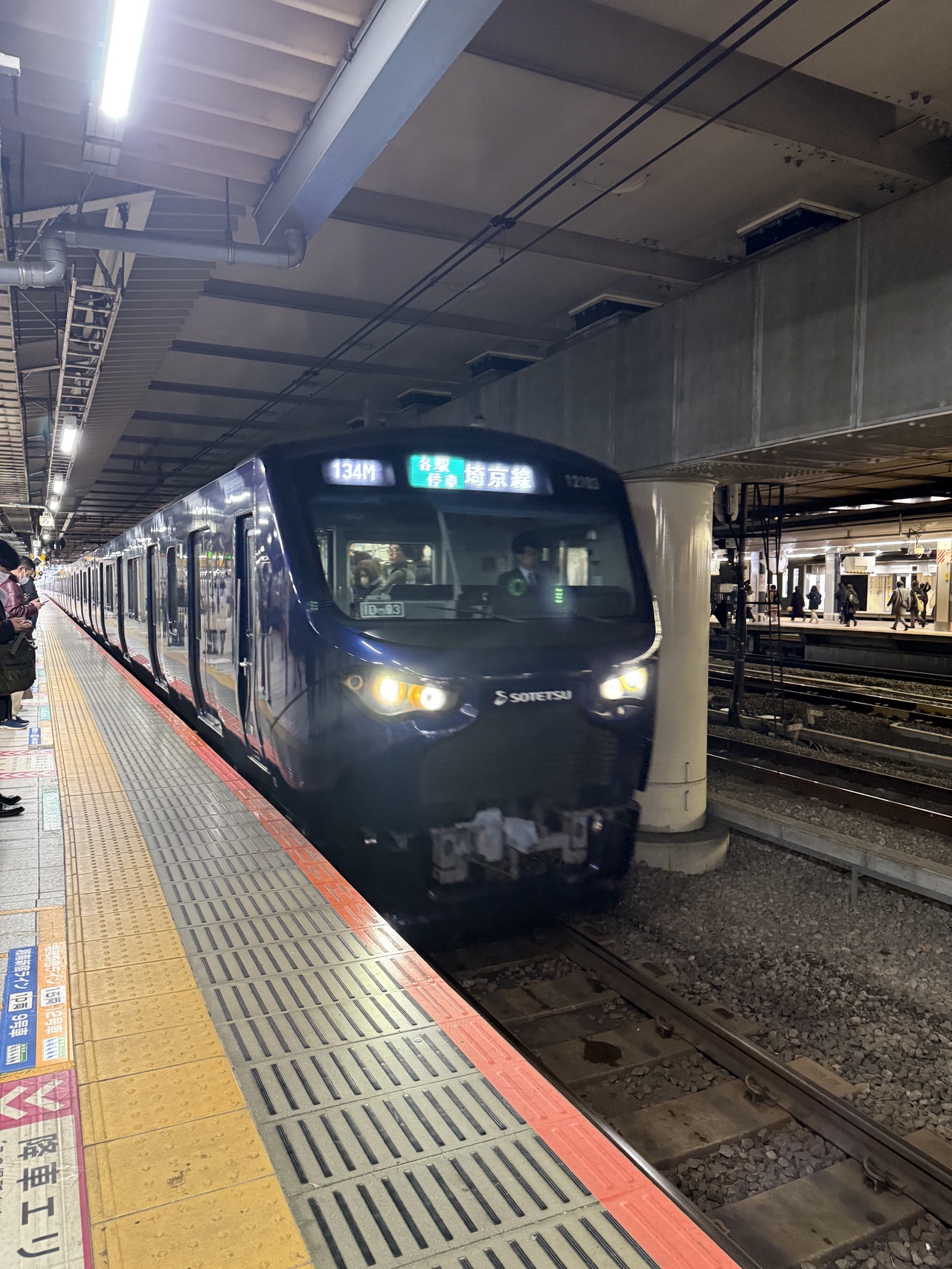 JR新宿駅4番線に到着する埼京線の電車（2025年1月7日撮影）