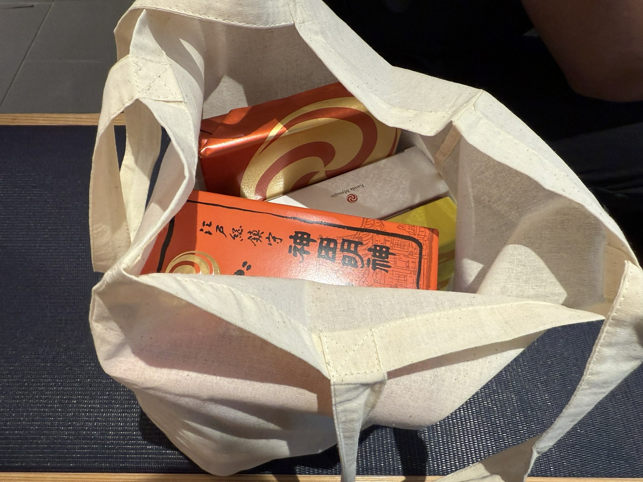 買い込みすぎてエコバッグでもギリギリ