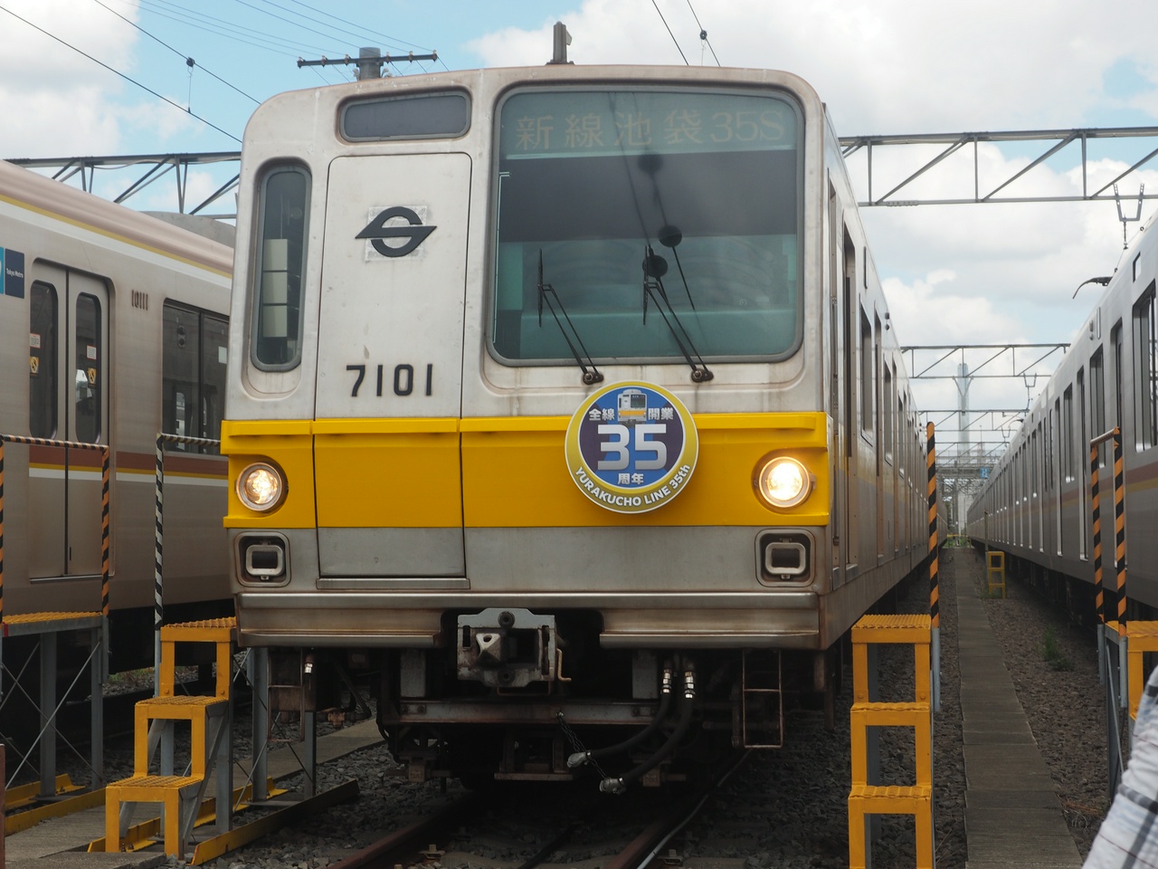 7001F「新鮮池袋」。7101の先頭には営団マークが!