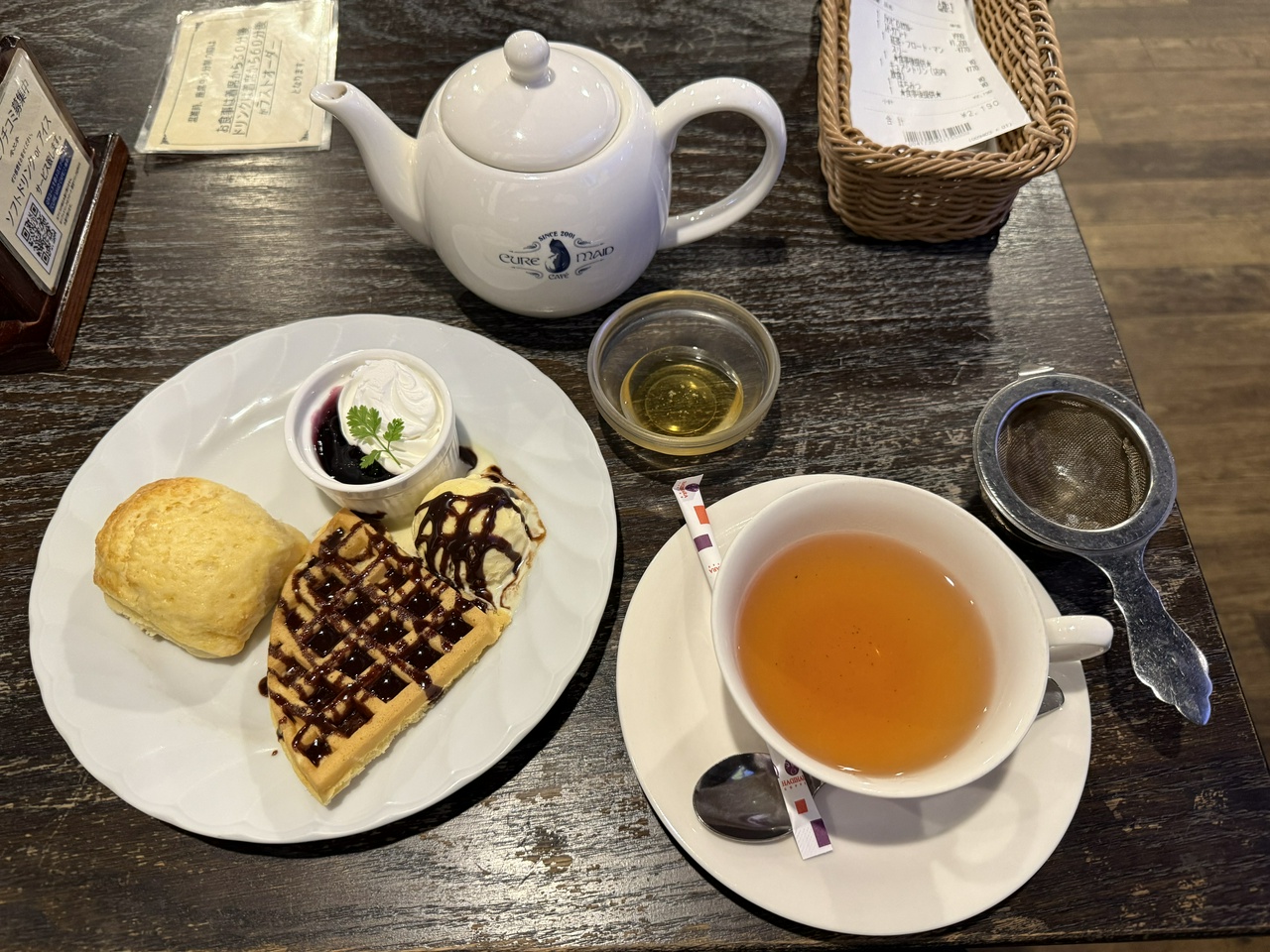 キュアメイドカフェのスイーツプレートと、キュアメイドカフェオリジナルハーブティー「キュアシトリン」