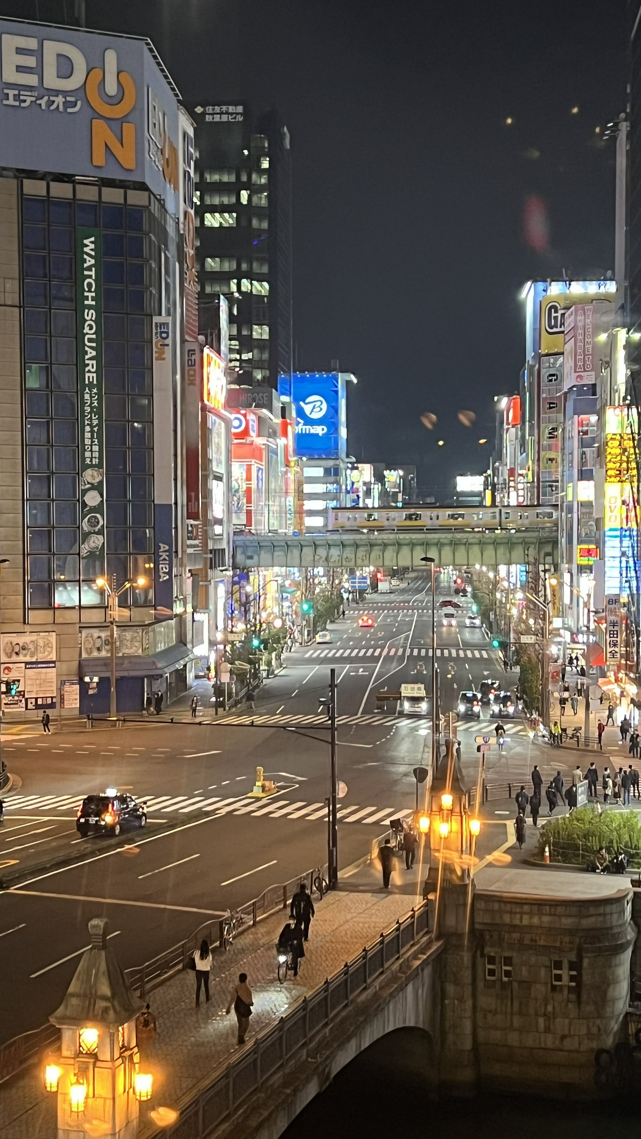 「肉の万世」店内から撮影した秋葉原電気街