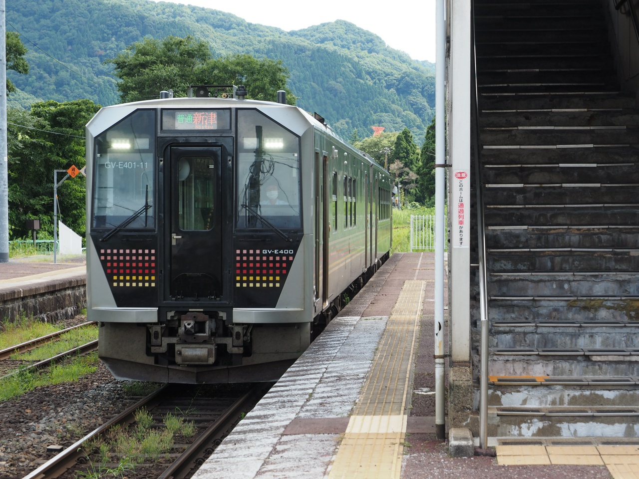 馬下駅に入線するGV-E400による新津行