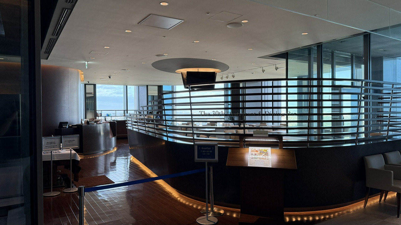 朝食会場である「The 30th Dining Bar」