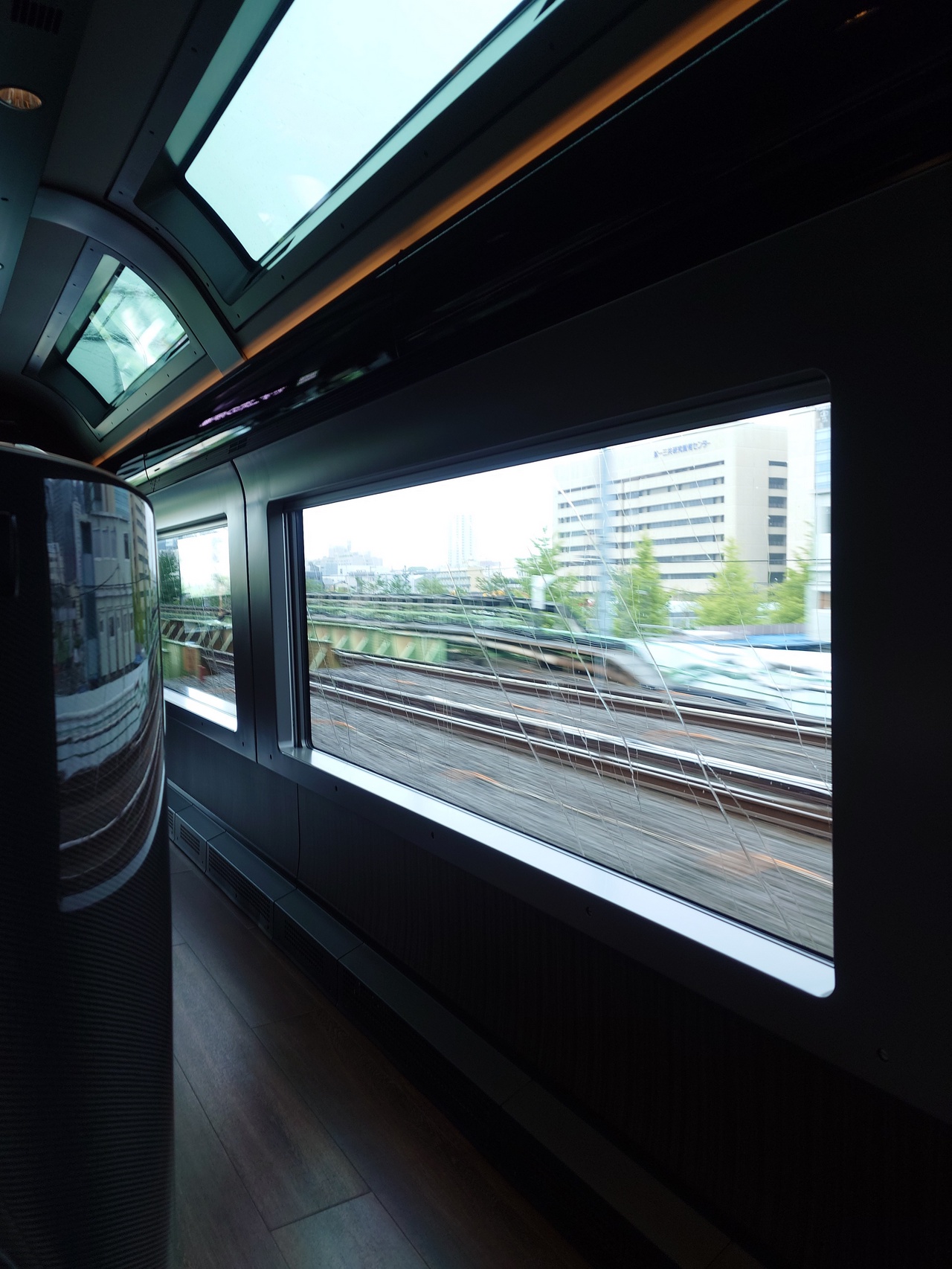 通路側のB席は思いのほか開放的だった。