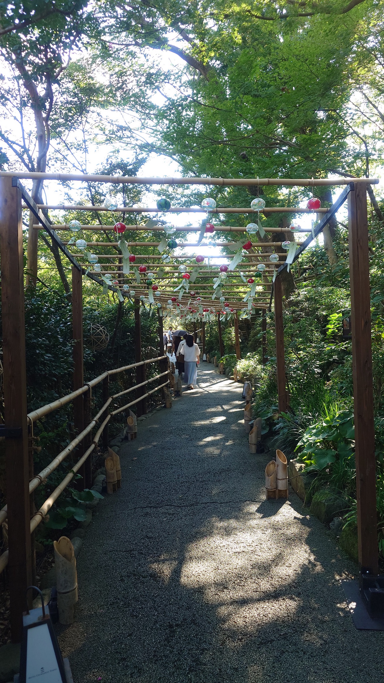 蒸し暑いけど風鈴が涼しさを演出している。