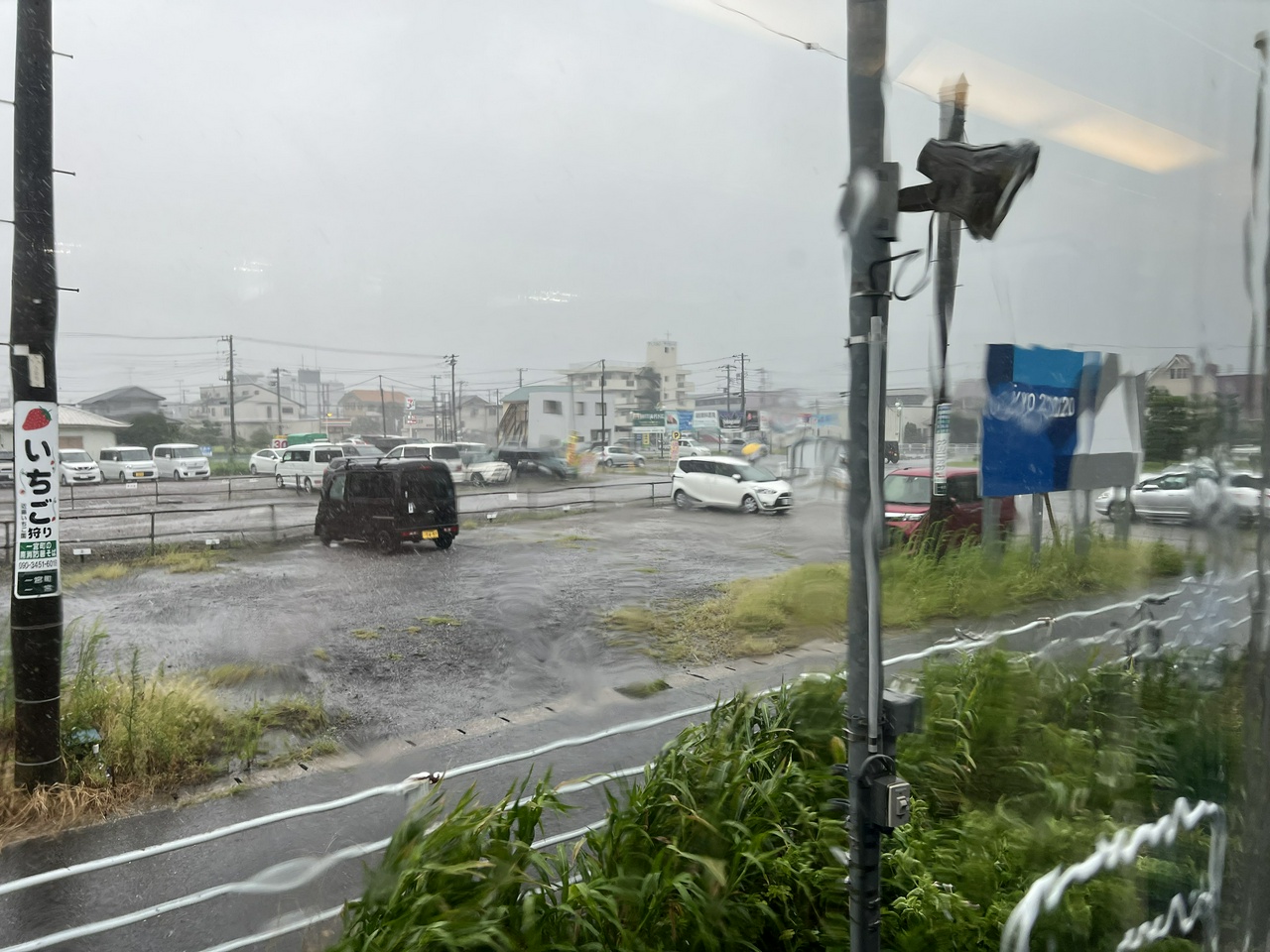 大原が近づくにつれて雨がさらに強くなってゆく…（上総一ノ宮駅）