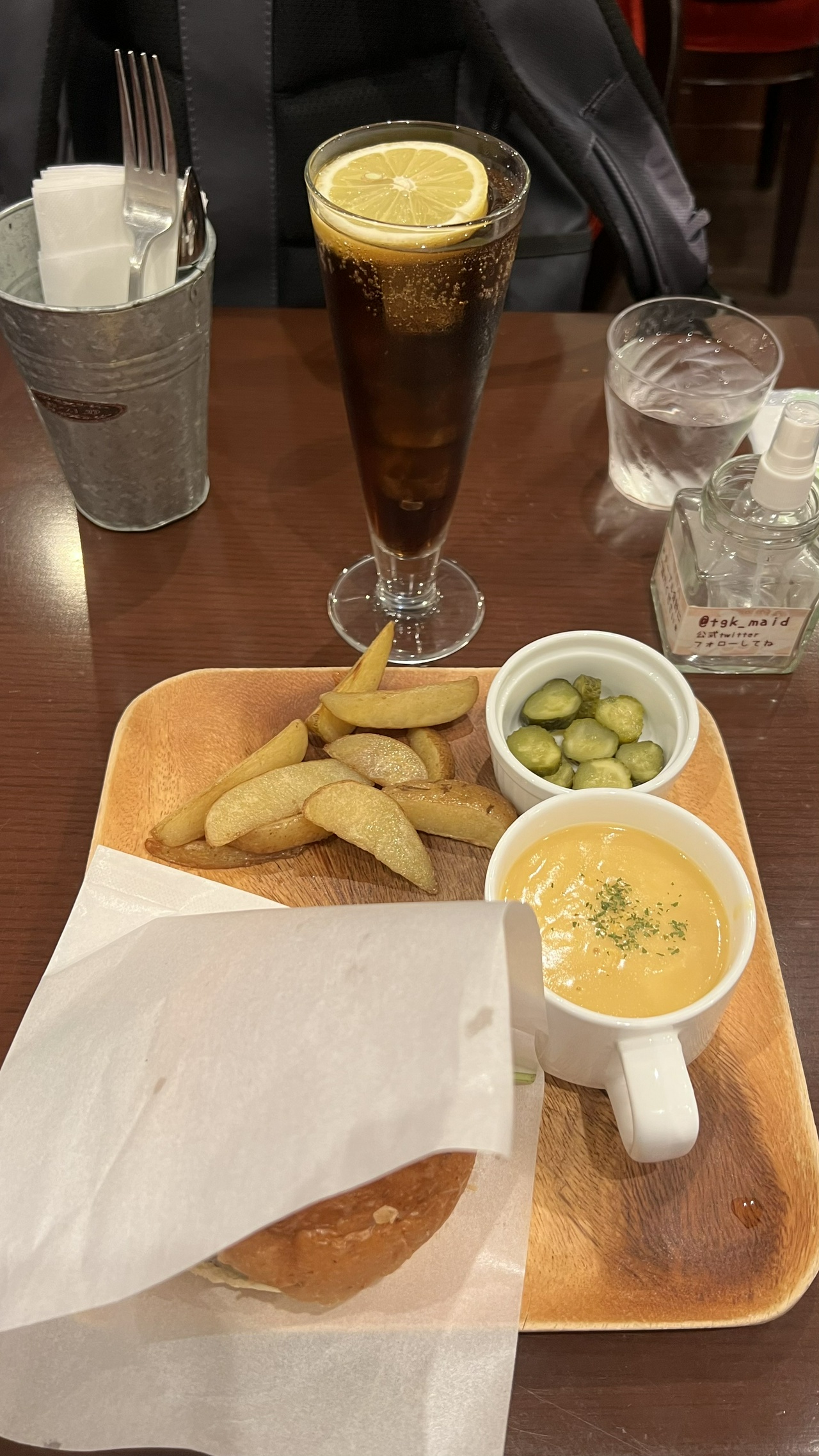 橙幻郷・ダイナーイベントのハンバーガーセットと、アルコールカクテル「マリブコーク」