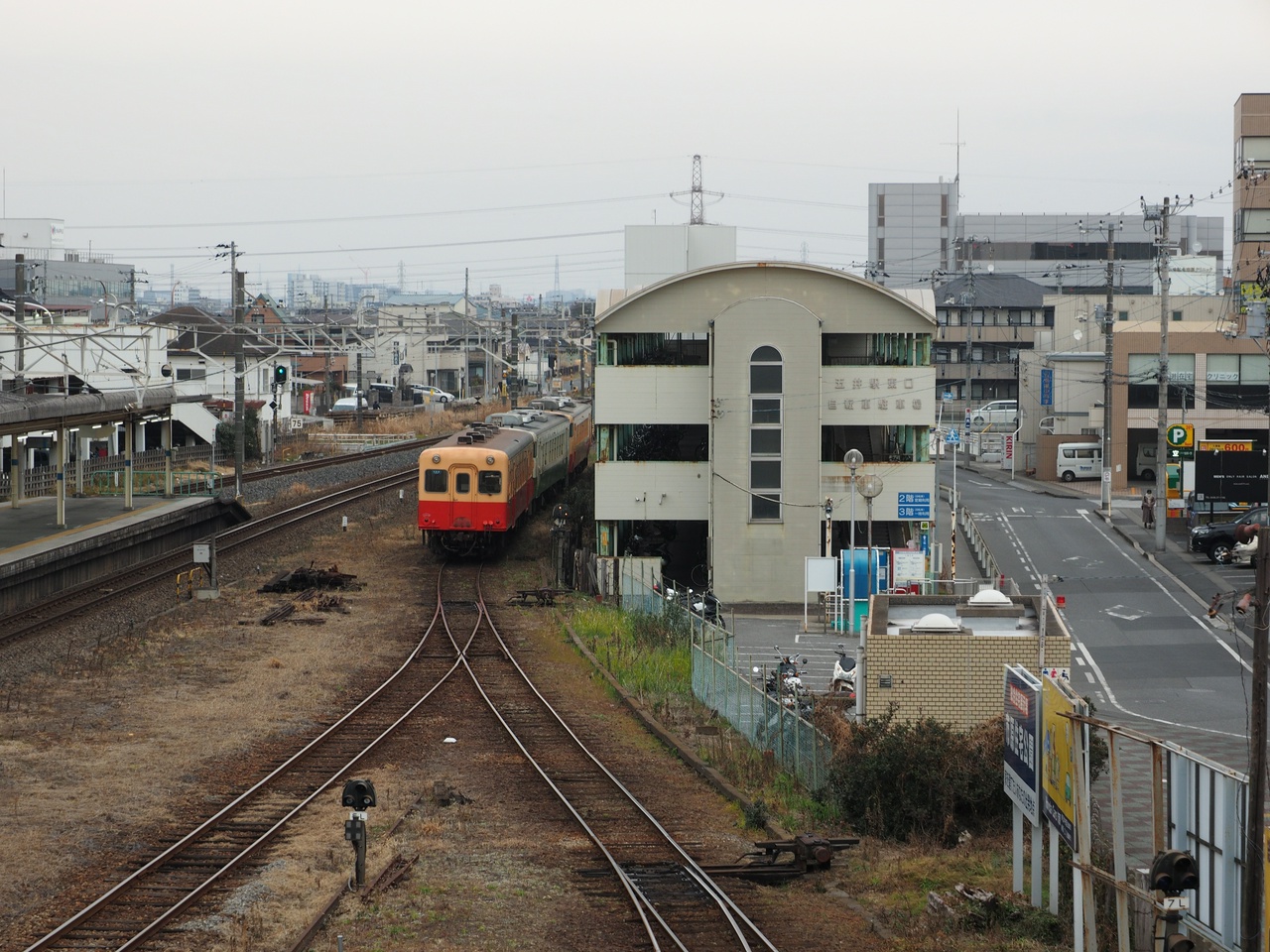 先ほど乗車していた団体列車を含む3両、引上線へ。